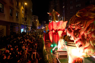 Pamplona volvió a llenarse de colorido, magia e ilusión con el paso de la Cabalgata de SS MM los Reyes Magos de Oriente este lunes, 5 de enero