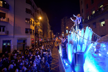 Pamplona volvió a llenarse de colorido, magia e ilusión con el paso de la Cabalgata de SS MM los Reyes Magos de Oriente este lunes, 5 de enero