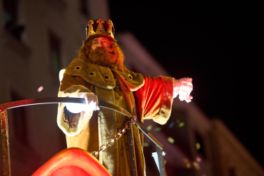 Pamplona volvió a llenarse de colorido, magia e ilusión con el paso de la Cabalgata de SS MM los Reyes Magos de Oriente este lunes, 5 de enero