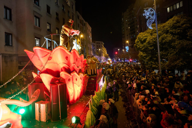 Pamplona volvió a llenarse de colorido, magia e ilusión con el paso de la Cabalgata de SS MM los Reyes Magos de Oriente este lunes, 5 de enero