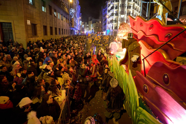 Pamplona volvió a llenarse de colorido, magia e ilusión con el paso de la Cabalgata de SS MM los Reyes Magos de Oriente este lunes, 5 de enero
