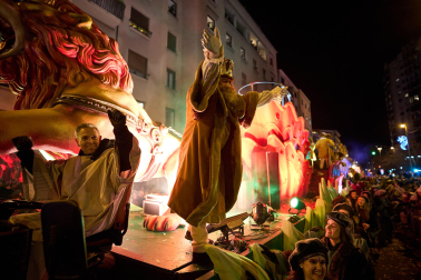 Pamplona volvió a llenarse de colorido, magia e ilusión con el paso de la Cabalgata de SS MM los Reyes Magos de Oriente este lunes, 5 de enero