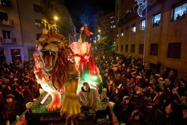 Pamplona volvió a llenarse de colorido, magia e ilusión con el paso de la Cabalgata de SS MM los Reyes Magos de Oriente este lunes, 5 de enero