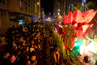 Pamplona volvió a llenarse de colorido, magia e ilusión con el paso de la Cabalgata de SS MM los Reyes Magos de Oriente este lunes, 5 de enero