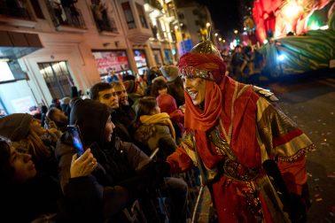 Pamplona volvió a llenarse de colorido, magia e ilusión con el paso de la Cabalgata de SS MM los Reyes Magos de Oriente este lunes, 5 de enero