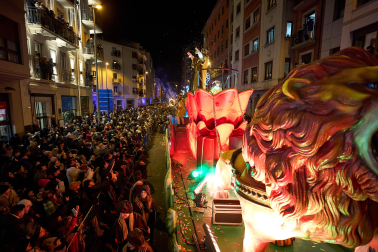 Pamplona volvió a llenarse de colorido, magia e ilusión con el paso de la Cabalgata de SS MM los Reyes Magos de Oriente este lunes, 5 de enero