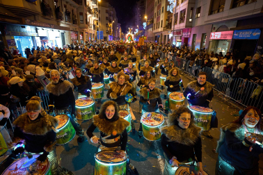 Pamplona volvió a llenarse de colorido, magia e ilusión con el paso de la Cabalgata de SS MM los Reyes Magos de Oriente este lunes, 5 de enero