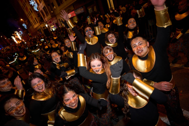 Pamplona volvió a llenarse de colorido, magia e ilusión con el paso de la Cabalgata de SS MM los Reyes Magos de Oriente este lunes, 5 de enero