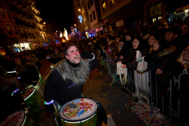Pamplona volvió a llenarse de colorido, magia e ilusión con el paso de la Cabalgata de SS MM los Reyes Magos de Oriente este lunes, 5 de enero