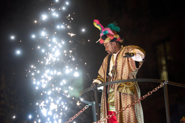 Pamplona volvió a llenarse de colorido, magia e ilusión con el paso de la Cabalgata de SS MM los Reyes Magos de Oriente este lunes, 5 de enero