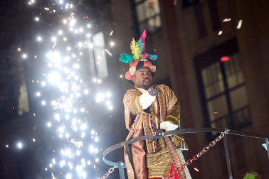 Pamplona volvió a llenarse de colorido, magia e ilusión con el paso de la Cabalgata de SS MM los Reyes Magos de Oriente este lunes, 5 de enero