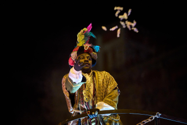 Pamplona volvió a llenarse de colorido, magia e ilusión con el paso de la Cabalgata de SS MM los Reyes Magos de Oriente este lunes, 5 de enero