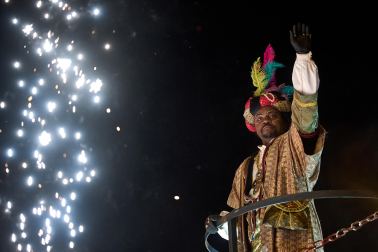 Pamplona volvió a llenarse de colorido, magia e ilusión con el paso de la Cabalgata de SS MM los Reyes Magos de Oriente este lunes, 5 de enero