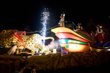 Pamplona volvió a llenarse de colorido, magia e ilusión con el paso de la Cabalgata de SS MM los Reyes Magos de Oriente este lunes, 5 de enero