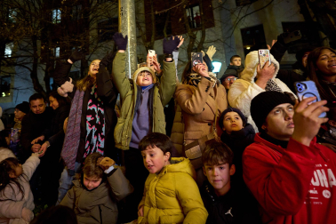 Pamplona volvió a llenarse de colorido, magia e ilusión con el paso de la Cabalgata de SS MM los Reyes Magos de Oriente este lunes, 5 de enero