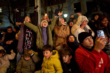 Pamplona volvió a llenarse de colorido, magia e ilusión con el paso de la Cabalgata de SS MM los Reyes Magos de Oriente este lunes, 5 de enero