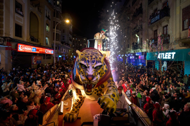 Pamplona volvió a llenarse de colorido, magia e ilusión con el paso de la Cabalgata de SS MM los Reyes Magos de Oriente este lunes, 5 de enero