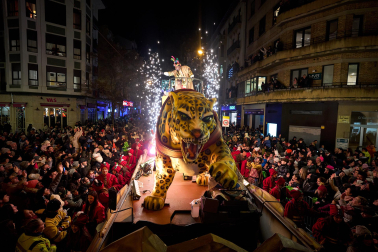 Pamplona volvió a llenarse de colorido, magia e ilusión con el paso de la Cabalgata de SS MM los Reyes Magos de Oriente este lunes, 5 de enero