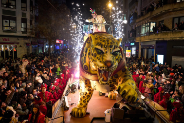 Pamplona volvió a llenarse de colorido, magia e ilusión con el paso de la Cabalgata de SS MM los Reyes Magos de Oriente este lunes, 5 de enero