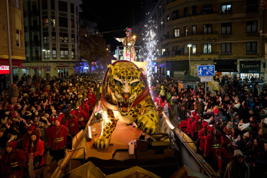 Pamplona volvió a llenarse de colorido, magia e ilusión con el paso de la Cabalgata de SS MM los Reyes Magos de Oriente este lunes, 5 de enero