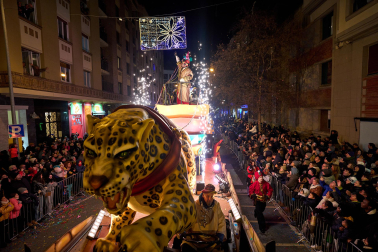 Pamplona volvió a llenarse de colorido, magia e ilusión con el paso de la Cabalgata de SS MM los Reyes Magos de Oriente este lunes, 5 de enero