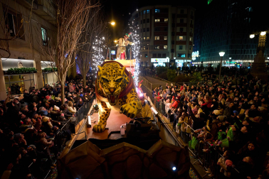 Pamplona volvió a llenarse de colorido, magia e ilusión con el paso de la Cabalgata de SS MM los Reyes Magos de Oriente este lunes, 5 de enero