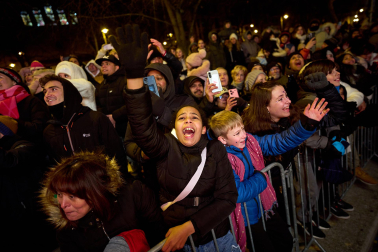 Pamplona volvió a llenarse de colorido, magia e ilusión con el paso de la Cabalgata de SS MM los Reyes Magos de Oriente este lunes, 5 de enero