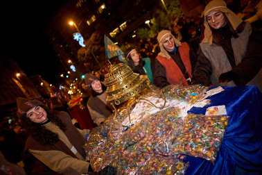 Pamplona volvió a llenarse de colorido, magia e ilusión con el paso de la Cabalgata de SS MM los Reyes Magos de Oriente este lunes, 5 de enero