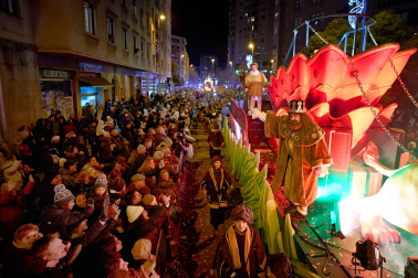 Pamplona volvió a llenarse de colorido, magia e ilusión con el paso de la Cabalgata de SS MM los Reyes Magos de Oriente este lunes, 5 de enero