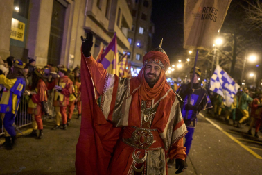 Pamplona volvió a llenarse de colorido, magia e ilusión con el paso de la Cabalgata de SS MM los Reyes Magos de Oriente este lunes, 5 de enero