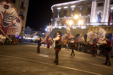 Pamplona volvió a llenarse de colorido, magia e ilusión con el paso de la Cabalgata de SS MM los Reyes Magos de Oriente este lunes, 5 de enero