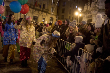 Pamplona volvió a llenarse de colorido, magia e ilusión con el paso de la Cabalgata de SS MM los Reyes Magos de Oriente este lunes, 5 de enero