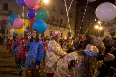 Pamplona volvió a llenarse de colorido, magia e ilusión con el paso de la Cabalgata de SS MM los Reyes Magos de Oriente este lunes, 5 de enero