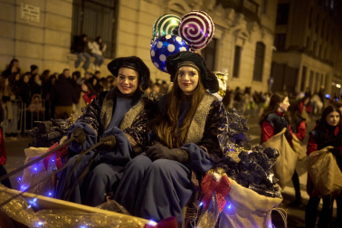 Pamplona volvió a llenarse de colorido, magia e ilusión con el paso de la Cabalgata de SS MM los Reyes Magos de Oriente este lunes, 5 de enero