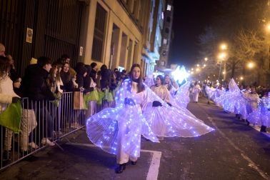 Pamplona volvió a llenarse de colorido, magia e ilusión con el paso de la Cabalgata de SS MM los Reyes Magos de Oriente este lunes, 5 de enero