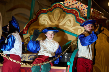Pamplona volvió a llenarse de colorido, magia e ilusión con el paso de la Cabalgata de SS MM los Reyes Magos de Oriente este lunes, 5 de enero
