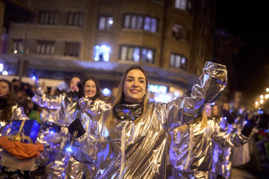 Pamplona volvió a llenarse de colorido, magia e ilusión con el paso de la Cabalgata de SS MM los Reyes Magos de Oriente este lunes, 5 de enero