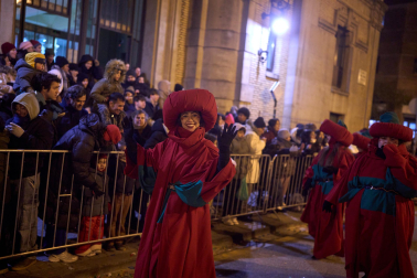 Pamplona volvió a llenarse de colorido, magia e ilusión con el paso de la Cabalgata de SS MM los Reyes Magos de Oriente este lunes, 5 de enero