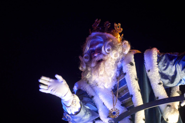 Pamplona volvió a llenarse de colorido, magia e ilusión con el paso de la Cabalgata de SS MM los Reyes Magos de Oriente este lunes, 5 de enero