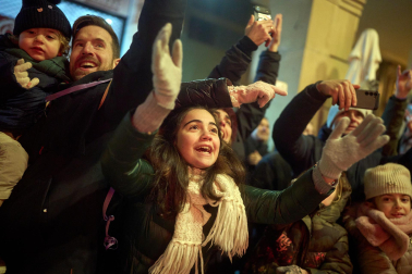 Pamplona volvió a llenarse de colorido, magia e ilusión con el paso de la Cabalgata de SS MM los Reyes Magos de Oriente este lunes, 5 de enero
