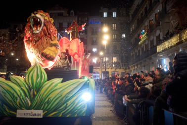 Pamplona volvió a llenarse de colorido, magia e ilusión con el paso de la Cabalgata de SS MM los Reyes Magos de Oriente este lunes, 5 de enero