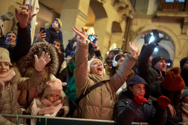 Pamplona volvió a llenarse de colorido, magia e ilusión con el paso de la Cabalgata de SS MM los Reyes Magos de Oriente este lunes, 5 de enero