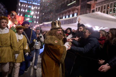 Pamplona volvió a llenarse de colorido, magia e ilusión con el paso de la Cabalgata de SS MM los Reyes Magos de Oriente este lunes, 5 de enero