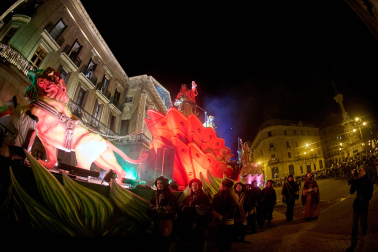 Pamplona volvió a llenarse de colorido, magia e ilusión con el paso de la Cabalgata de SS MM los Reyes Magos de Oriente este lunes, 5 de enero