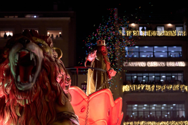Pamplona volvió a llenarse de colorido, magia e ilusión con el paso de la Cabalgata de SS MM los Reyes Magos de Oriente este lunes, 5 de enero
