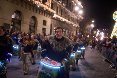 Pamplona volvió a llenarse de colorido, magia e ilusión con el paso de la Cabalgata de SS MM los Reyes Magos de Oriente este lunes, 5 de enero