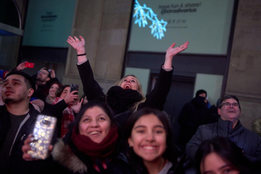 Pamplona volvió a llenarse de colorido, magia e ilusión con el paso de la Cabalgata de SS MM los Reyes Magos de Oriente este lunes, 5 de enero