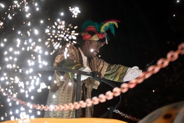 Pamplona volvió a llenarse de colorido, magia e ilusión con el paso de la Cabalgata de SS MM los Reyes Magos de Oriente este lunes, 5 de enero