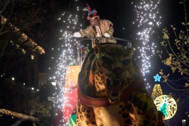 Pamplona volvió a llenarse de colorido, magia e ilusión con el paso de la Cabalgata de SS MM los Reyes Magos de Oriente este lunes, 5 de enero