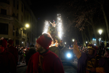 Pamplona volvió a llenarse de colorido, magia e ilusión con el paso de la Cabalgata de SS MM los Reyes Magos de Oriente este lunes, 5 de enero